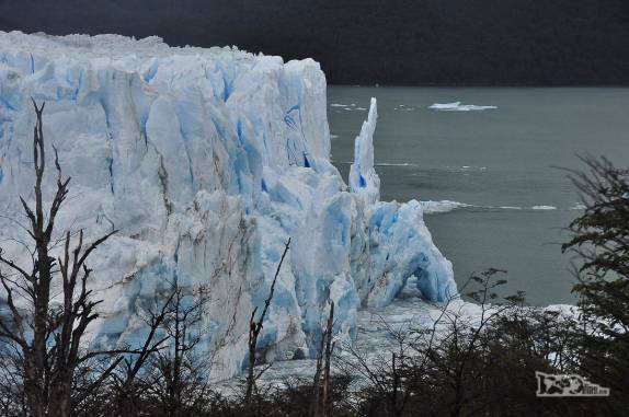 Um arco de gelo se forma na frente do glaciar Perito Moreno, no parque Nacional Los Glaciares, região de El Calafate, no sul da Argentina. Antes de pertirmos, ele seria destruído